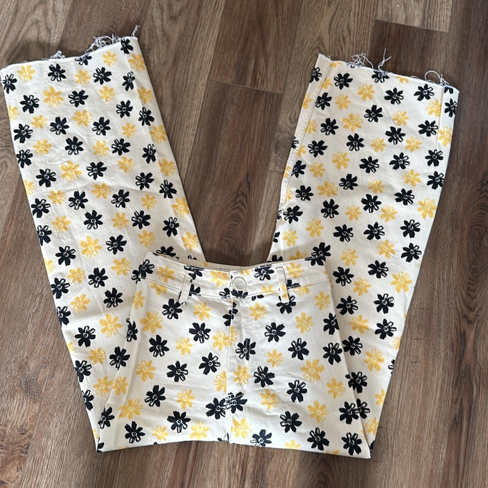 Sold out High Waisted Daisy Flower Jeans size 2 never worn
